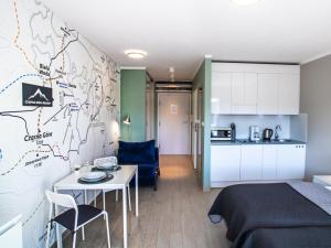 une chambre avec un lit et une table et une cuisine dans l'établissement Apartamenty Czarna Góra Resort - Livigno 1 i 2, à Sienna