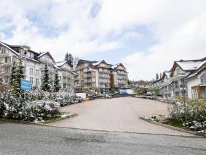 une rue pavée en face des condos dans l'établissement Apartamenty Czarna Góra Resort - Livigno 1 i 2, à Sienna