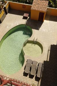 Draufsicht auf einen Swimmingpool mit Liegestühlen in der Unterkunft Vivienda Vacacional Avioli in Tazacorte