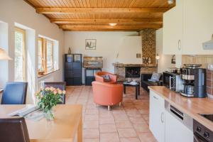 Il dispose d'une cuisine et d'un salon avec une cheminée. dans l'établissement Ferienwohnung Fachwerkhaus - Süden unten - Bauernhof Hopp Vadersdorf, à Fehmarn