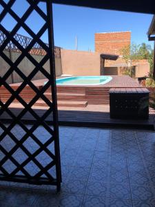 - Vistas a la piscina a través de una valla en Recanto com piscina, churrasqueira e 3 quartosl!, en Pelotas