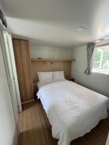 Ένα ή περισσότερα κρεβάτια σε δωμάτιο στο Mobile Home Nelly 787