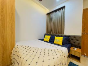 Postel nebo postele na pokoji v ubytování Home Escape Blissful 2BHK Close to Mahakal Temple