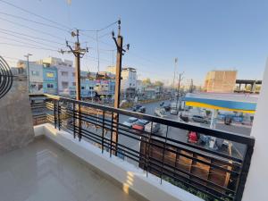 Balkón nebo terasa v ubytování Home Escape Blissful 2BHK Close to Mahakal Temple