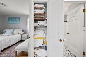 Katil atau katil-katil dalam bilik di Large apartment with multiple sleeping options