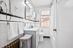 Bilik mandi di Large apartment with multiple sleeping options