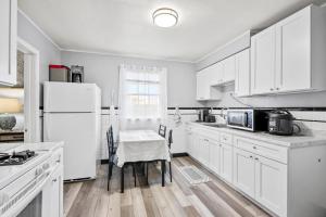 Dapur atau dapur kecil di Large apartment with multiple sleeping options