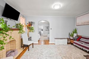 Televisyen dan/atau pusat hiburan di Large apartment with multiple sleeping options