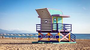 una colorida torre de salvavidas en una playa en Villa Dorada Beach Alicante, en Alicante