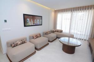 un salon avec trois canapés et une table dans l'établissement Andalusian Dream I 2 Bedrooms apartment near by the Beach and TGV station, à Tanger