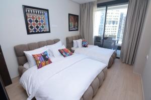 une chambre d'hôtel avec deux lits et un canapé dans l'établissement Andalusian Dream I 2 Bedrooms apartment near by the Beach and TGV station, à Tanger