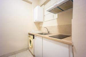 A kitchen or kitchenette at Zacharitsa APT at Acropolis up 4 guests by LODGESPOT