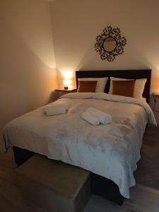 una camera da letto con un letto grande con due asciugamani sopra di Rondela Osijek a Osijek