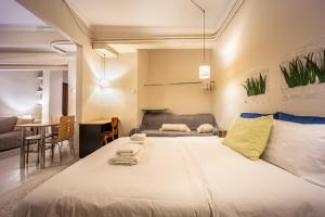 A bed or beds in a room at Zacharitsa APT at Acropolis up 4 guests by LODGESPOT