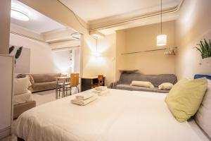 A bed or beds in a room at Zacharitsa APT at Acropolis up 4 guests by LODGESPOT