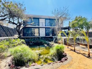 Κήπος έξω από το Casa Alma 2 with pond, gym & spa