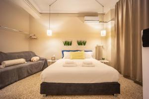 A bed or beds in a room at Zacharitsa APT at Acropolis up 4 guests by LODGESPOT