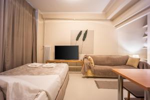 A television and/or entertainment centre at Zacharitsa APT at Acropolis up 4 guests by LODGESPOT