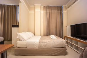 A bed or beds in a room at Zacharitsa APT at Acropolis up 4 guests by LODGESPOT