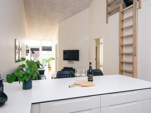 リンケビングにある8 person holiday home in Ringkøbing-By Traumのキッチン(白いカウンター付)、リビングルーム