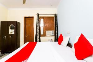 Postel nebo postele na pokoji v ubytování Hotel O Maurya Residency