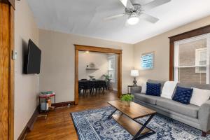 Μια τηλεόραση ή/και κέντρο ψυχαγωγίας στο Charming 4BR Westside Home in Beer City USA