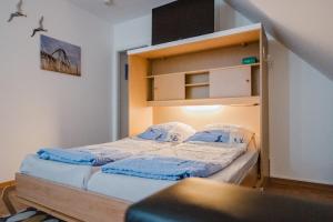 2 Betten in einem Zimmer mit Etagenbett in der Unterkunft Landhaus Ferienwohnung 3, Bauernhof Hopp Vadersdorf in Fehmarn