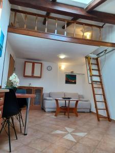 salon z łóżkiem na podwyższeniu i kanapą w obiekcie Apartment Jadranka w Puli