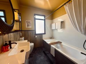 Koupelna v ubytování Amani Lodging + 17 fotografií
