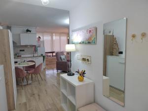 salon z kuchnią i jadalnią w obiekcie Piscina - 1ª línea de playa Puerto Deportivo w mieście Fuengirola +12 zdjęć