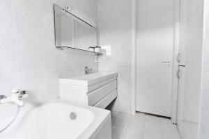 Koupelna v ubytování Matic Spacious Modern Apartment + 34 fotografií