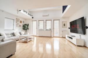TV a/nebo společenská místnost v ubytování Matic Spacious Modern Apartment
