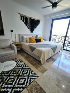 Krevet ili kreveti u jedinici u okviru objekta Stylish Condo with Roof top Ocean views near Mamitas Beach and 5th AVE