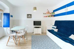 una habitación con una cama, una mesa y sillas en Praia de Messejana, en Messejana