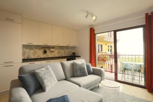 ein Wohnzimmer mit Sofa und eine Küche in der Unterkunft Vivienda Vacacional Avioli in Tazacorte