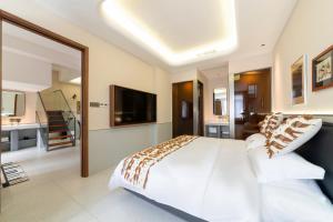 Vishan Keys Hotel 维尚潮宿的电视和/或娱乐中心