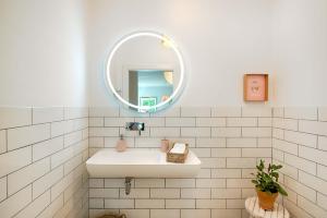 Kúpeľňa v ubytovaní Loft con piscina climatizada de agua salada y parking en el centro de Figueres