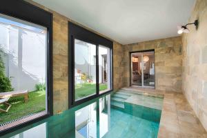 Bazén v ubytovaní Loft con piscina climatizada de agua salada y parking en el centro de Figueres alebo v jeho blízkosti