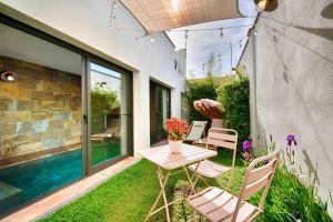 Bazén v ubytovaní Loft con piscina climatizada de agua salada y parking en el centro de Figueres alebo v jeho blízkosti