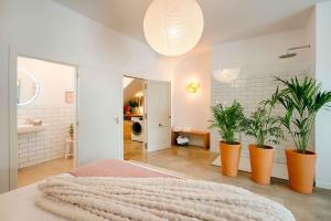 Posteľ alebo postele v izbe v ubytovaní Loft con piscina climatizada de agua salada y parking en el centro de Figueres