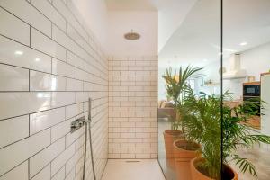 Fotografia z galérie ubytovania Loft con piscina climatizada de agua salada y parking en el centro de Figueres v destinácii Figueres