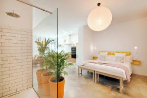 Posteľ alebo postele v izbe v ubytovaní Loft con piscina climatizada de agua salada y parking en el centro de Figueres + 13 fotografií