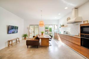 Kuchyňa alebo kuchynka v ubytovaní Loft con piscina climatizada de agua salada y parking en el centro de Figueres