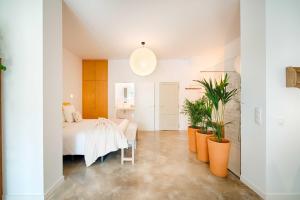 Posteľ alebo postele v izbe v ubytovaní Loft con piscina climatizada de agua salada y parking en el centro de Figueres