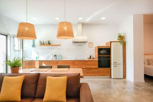 Kuchyňa alebo kuchynka v ubytovaní Loft con piscina climatizada de agua salada y parking en el centro de Figueres