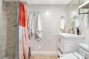 ein weißes Badezimmer mit Dusche und Waschbecken in der Unterkunft NEW! HUGE 5BR Mountain Views Game Room Hot Tub Lawn Games BBQ in Flagstaff + 72 Fotos