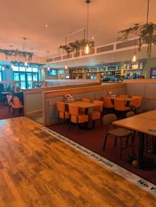 ein Restaurant mit Tischen und Stühlen und eine Bar in der Unterkunft Haven Holiday Home Littlesea Sleeps 6 in Weymouth