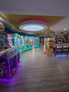 eine Reihe von Arcade-Spielen in einem Zimmer in der Unterkunft Haven Holiday Home Littlesea Sleeps 6 in Weymouth