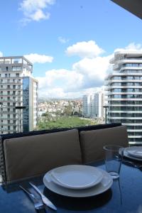 - une table avec des assiettes et des ustensiles sur un balcon dans l'établissement Andalusian Dream I 2 Bedrooms apartment near by the Beach and TGV station, à Tanger
