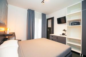 a hotel room with a bed and a tv at Hotel Brienz in Bellaria-Igea Marina